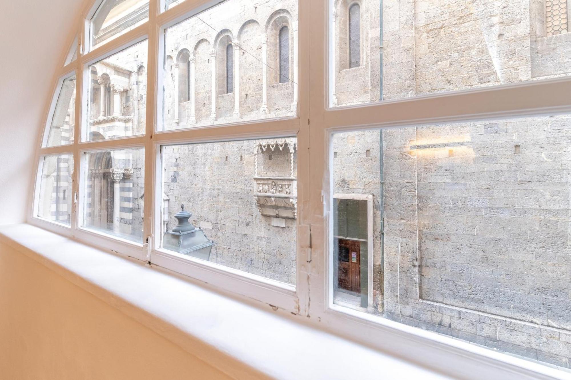 Genova Centro Colonna-Cattedrale Di San Lorenzo Exteriér fotografie